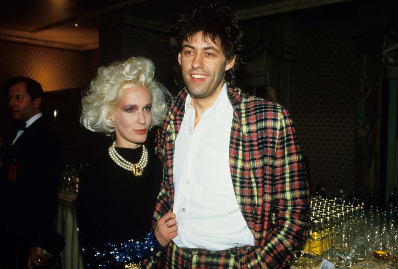 Z Geldofem, liderem grupy Boomtown Rats (tej od wielkiego przeboju "I Don't Like Mondays"), Paula Yates poznała się będąc nastolatką, kiedy to zespół stawiał pierwsze kroki na muzycznej scenie Wielkiej Brytanii. Zafascynowana wokalistą 17-letnia Paula poleciała specjalnie na ich koncert do Paryża, by zrobić tam rockmanowi niespodziankę. To wówczas zostali parą. Yates pod koniec lat 70. rozpoczęła karierę jako dziennikarka muzyczna, początkowo w gazecie "Record Mirror", później w telewizji (popularny program "The Tube"). To właśnie przy okazji wywiadu dla "The Tube" w 1985 roku Yates poznała Hutchence'a, gdzie miała mu powiedzieć w cztery oczy: "Zamierzam mieć tego kolesia".