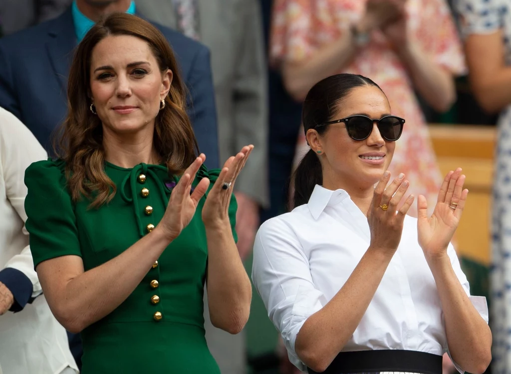Co więcej, podobno Kate i Meghan znów się pokłóciły. Obie mają urodzić dziewczynki, ale niestety obie chcą nadać swoim córeczkom to samo imię, a żadna z nich nie chce odpuścić. Chcą nazwać dziewczynki na część księżnej Diany, by w ten sposób oddać jej hołd. Co więcej, podobno Kate i Meghan znów się pokłóciły. Obie mają urodzić dziewczynki, ale niestety obie chcą nadać swoim córeczkom to samo imię, a żadna z nich nie chce odpuścić. Chcą nazwać dziewczynki na część księżnej Diany, by w ten sposób oddać jej hołd.