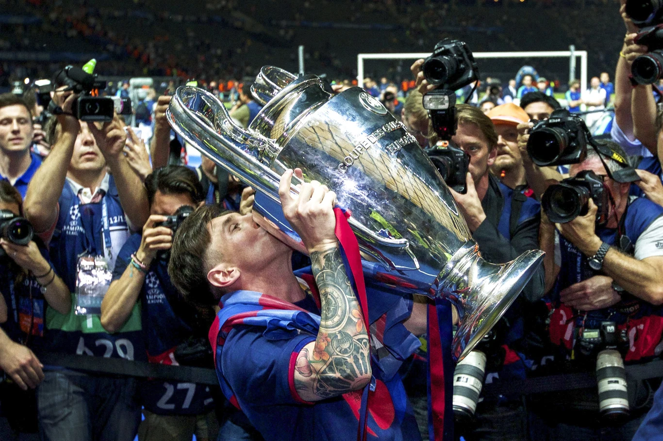 Lionel Messi z trofeum za Ligę Mistrzów 2014/15 Lionel Messi z trofeum za Ligę Mistrzów 2014/15