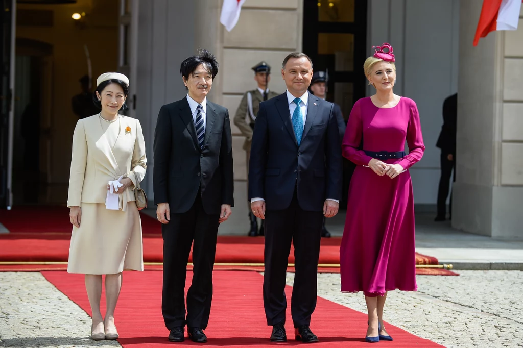 Dlatego pierwsza dama chętnie wykorzystuje paski. Szerokie, wąskie, z delikatną lub masywną klamrą bądź kokardką. Możliwości jest wiele. Dlatego pierwsza dama chętnie wykorzystuje paski. Szerokie, wąskie, z delikatną lub masywną klamrą bądź kokardką. Możliwości jest wiele.
