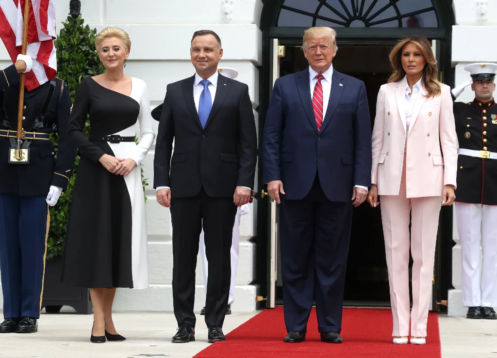 Paski to hit tego sezonu. Idealnie pasują do sukienek, ale sprawdzą się także przy płaszczach i marynarkach w brytyjskim stylu. Paski to hit tego sezonu. Idealnie pasują do sukienek, ale sprawdzą się także przy płaszczach i marynarkach w brytyjskim stylu.