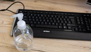 Dwójka uczniów wlała nauczycielce płyn dezynfekujący do termosu