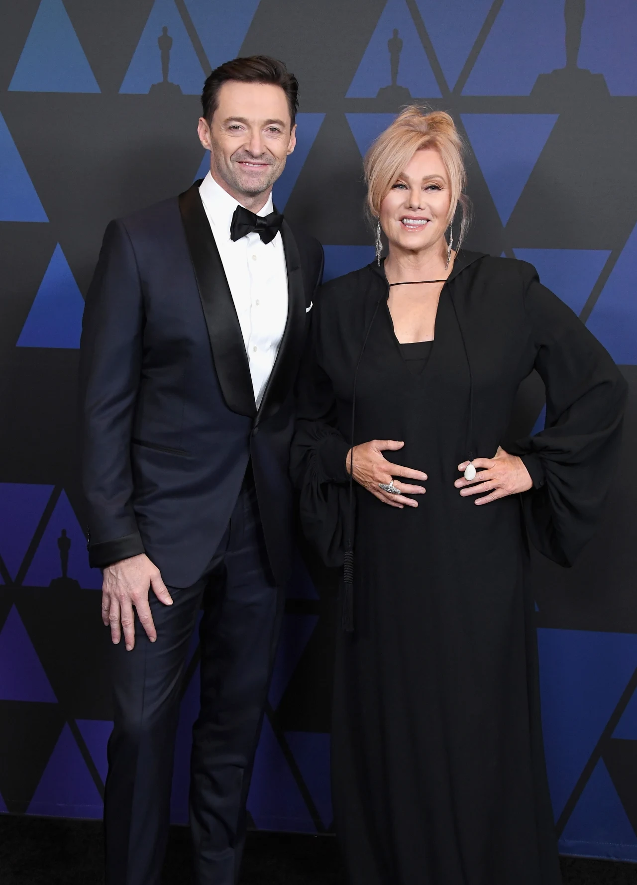 Deborra-Lee Furness i Hugh Jackman (13 lat różnicy)

Hugh Jackmana z Deborrą-Lee Furness połączyła miłość od pierwszego wejrzenia. Małżonkowie poznali się na planie serialu „Correlli” w 1995 roku, a rok później stanęli na ślubnym kobiercu. Dzieli ich 13 lat różnicy, ale ten związek może uchodzić za wzór do naśladowania. Przez lata starali się o dziecko, aż w końcu zdecydowali się na adopcję. Obecnie są dumnymi rodzicami 20-letnego Oscara i 15-letniej Avy. 