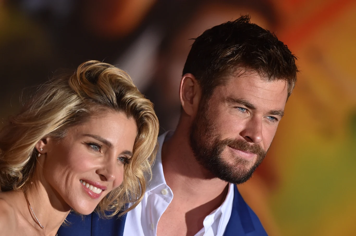 Chris Hemsworth i Elsa Pataky (7 lat różnicy)

Chris Hemsworth od 10 lat jest szczęśliwym mężem Elsy Pataky. Hiszpanka jest o 7 lat starsza od swojego partnera. Kobieta w 2018 roku przez większość czasu sama musiała wychowywać dzieci. Powodem był mocno napięty grafik aktora – obfitość przyjmowanych ról sprawiła, że mężczyzna zdecydował, iż w kolejnym roku poświęci się bardziej rodzinie. Pandemiczny czas tylko przybliżył ich do siebie i para mogła spędzać wspólne chwile razem z trójką dzieci. 
