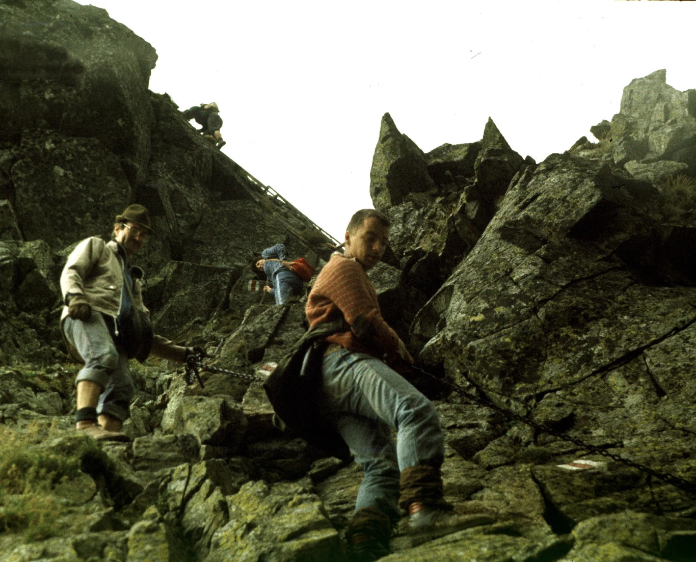 Na Orlą Perć powinny wybierać się wyłącznie osoby doświadczone w górskich wędrówkach i posiadające odpowiedni sprzęt Na Orlą Perć powinny wybierać się wyłącznie osoby doświadczone w górskich wędrówkach i posiadające odpowiedni sprzęt