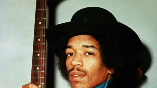 Do 1966 r. grywał w różnych zespołach. Jednak rok później, stworzył The Jimi Hendrix Experience razem z basistą Noelem Reddingiem i perkusistą Johnem "Mitchem" Mitchellem. Jeszcze tego samego roku wydali pierwszy singel, który okazał się ogromnym sukcesem i był zapowiedzią muzycznej rewolucji - opracowanie muzyczne ballady "Hey Joe" Billy'ego Robertsa.