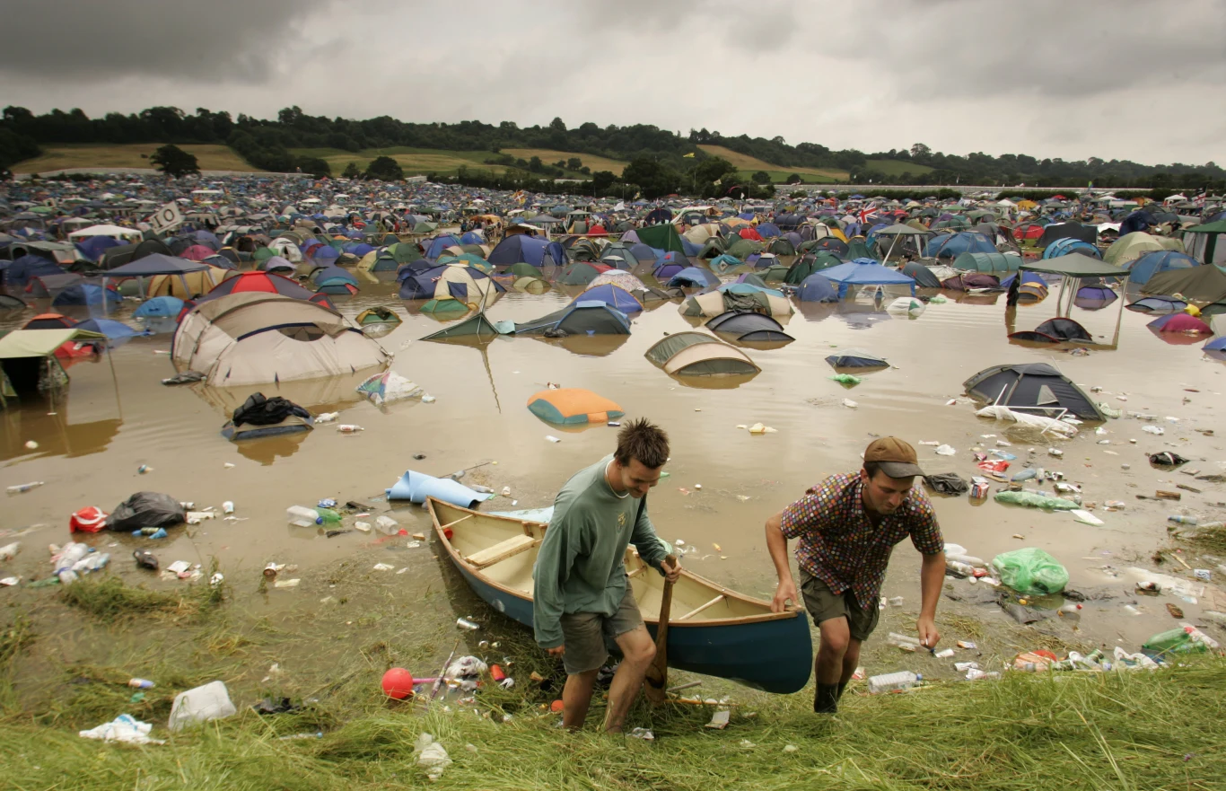 W 2005 r. otwarcie festiwalu opóźniły ulewne deszcze i burze, które zamieniły teren imprezy w ciągnące się po horyzont pole błota.