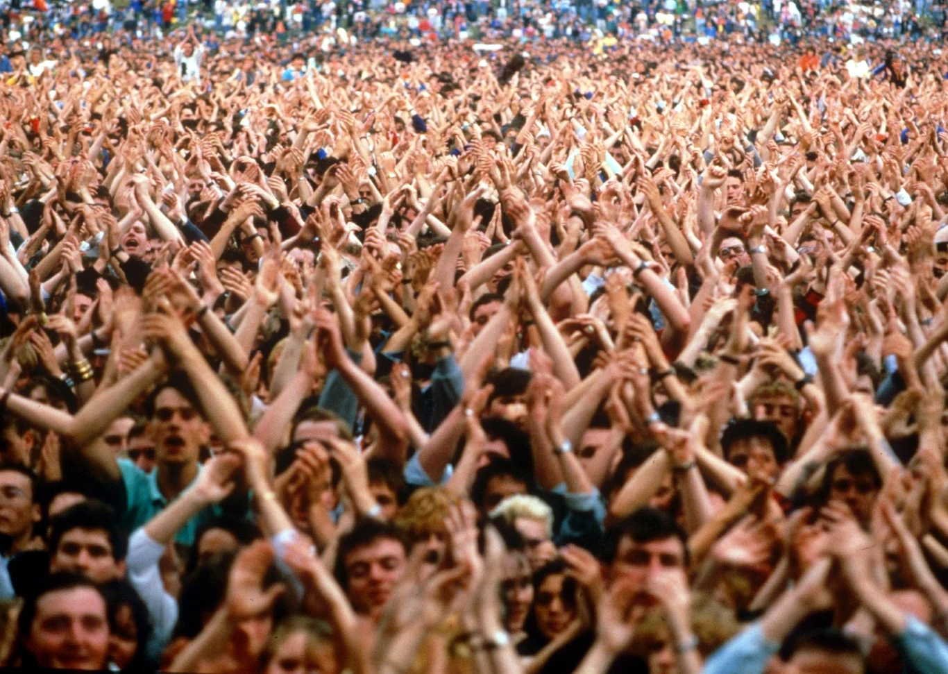 W 1998 r. po raz pierwszy w historii liczba publiczności przekroczyła 100 tys. Rekord - 153 tys. uczestników - padł w 2005 r. Na zdjęciu imprezujący festiwalowicze w 1986 r.