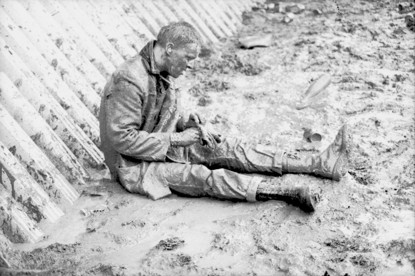 W 1981 r. festiwal po raz pierwszy przyniósł zyski - Michael Eavis przekazał wówczas 20 tys. funtów organizacji Kampania na rzecz rozbrojenia jądrowego (CND). W kolejnych latach organizatorzy wspierali takie organizacje, jak m.in. Oxfam, Greenpeace i WaterAid. Niemal od samego początku angielska pogoda sprawiała uczestnikom figla. Na zdjęciu ubłocony festiwalowicz w 1982 r.