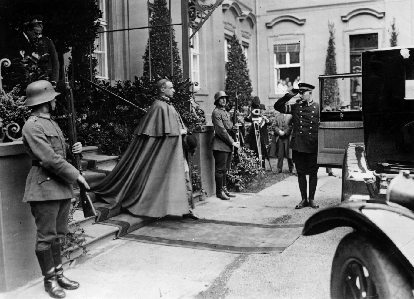 Kardynał Eugenio Pacelli, późniejszy papież Pius XII, w czasie wizyty w Berlinie Kardynał Eugenio Pacelli, późniejszy papież Pius XII, w czasie wizyty w Berlinie