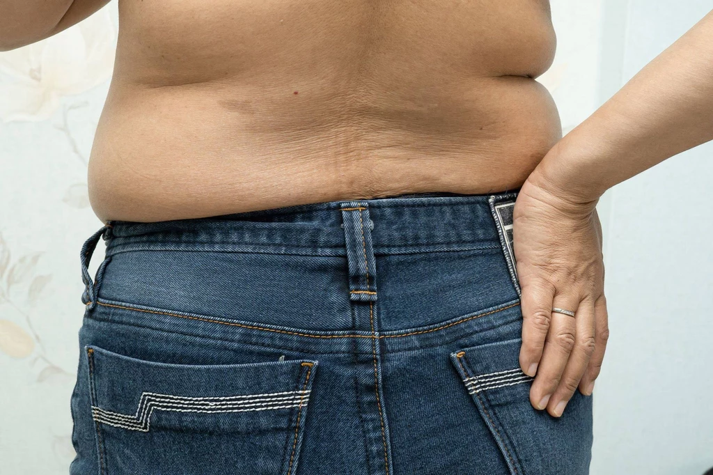 Osoby z otyłością brzuszną dużo ciężej przechodzą choroby, w tym COVID-19