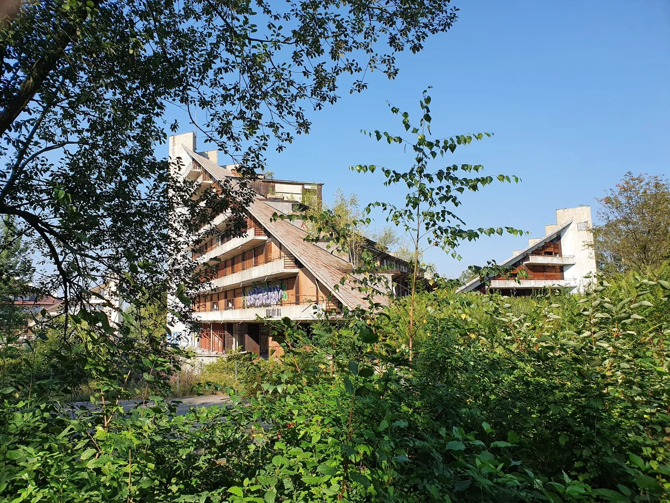 Dla niektórych ta zabudowa to relikt PRL, inwazyjna ingerencja w piękno przyrody, inni uważają ustroński kompleks wypoczynkowy za perłę modernizmu. Dla niektórych ta zabudowa to relikt PRL, inwazyjna ingerencja w piękno przyrody, inni uważają ustroński kompleks wypoczynkowy za perłę modernizmu.