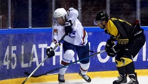 Hokeista drużyny Stoczniowiec Gdańsk Krystian Mocarski (L) i Matej Cunik (P) z GKS Katowice