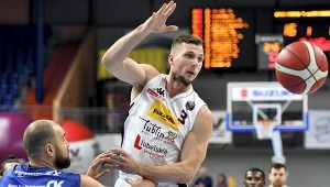 Koszykarze drużyny Pszczółka Start Lublin Mateusz Dziemba (2L) i Kamil Łączyński (P) oraz Grzegorz Surmacz (L) i James Washington (2P) z zespołu Polpharma Starogard Gdański