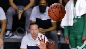  Jaylen Brown (7) sieje zamęt pod koszem Miami Heat 