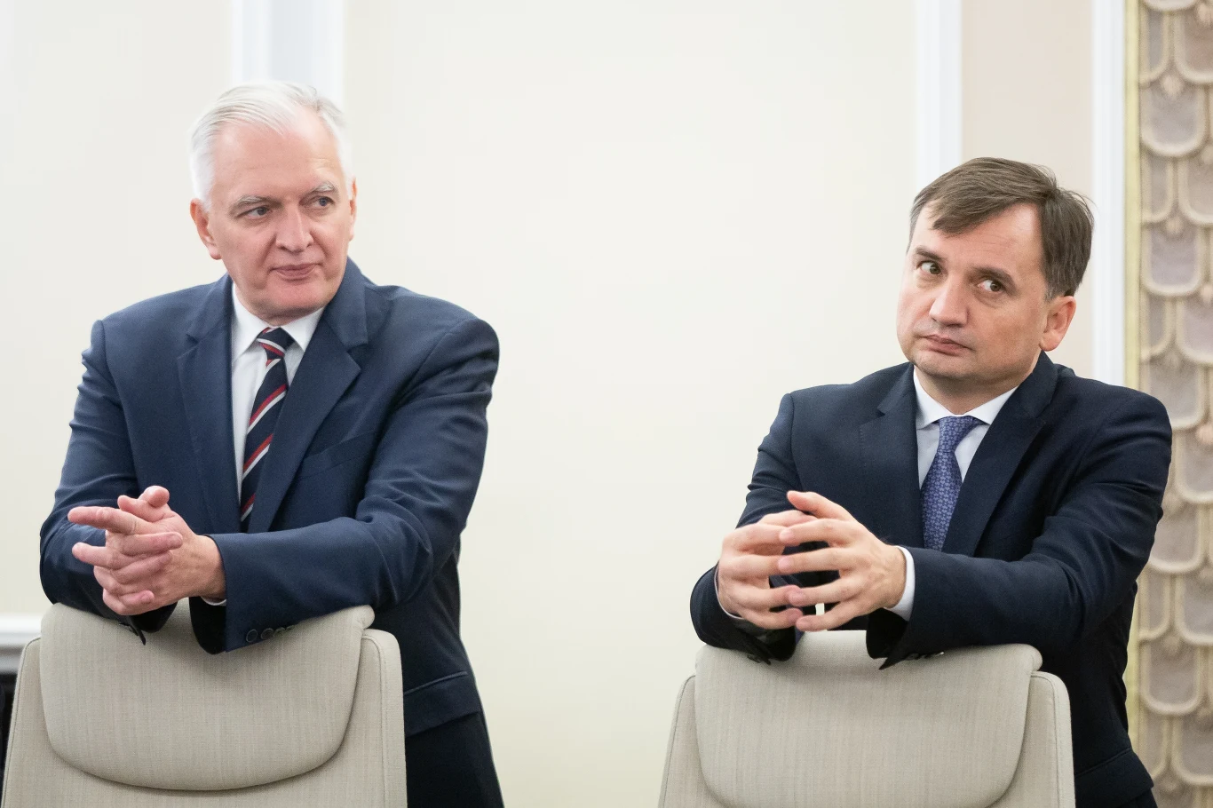 Kryzys koalicji Zjednoczonej Prawicy Po raz pierwszy koalicja została wystawiona na próbę, przed wyborami prezydenckimi. Wicepremier Jarosław Gowin sprzeciwił się organizacji wyborów 10 maja, przekonując, wbrew stanowisku PiS, że konieczne jest ich przesunięcie. W rezultacie sam Gowin podał się do dymisji, jednak Porozumienie pozostało częścią obozu władzy. We wrześniu doszło z kolei do wolty ze strony ugrupowania ministra sprawiedliwości i prokuratora generalnego Zbigniewa Ziobry. Członkowie Solidarnej Polski należący do klubu PiS zagłosowali przeciwko tzw. piątce dla zwierząt oraz przepisom, które pozwoliłyby zwalniać urzędników państwowych z odpowiedzialności za łamanie prawa, jeżeli w "interesie społecznym" walczyli z pandemią. "Praktycznie koalicja nie istnieje" – powiedział wówczas szef klubu PiS Ryszard Terlecki. Powodem sporu na linii PiS – Solidarna Polska miał być także podział stanowisk w zrekonstruowanym rządzie. Choć cześć komentatorów spodziewała się rozpadu Zjednoczonej Prawicy, a nawet przyspieszonych wyborów, kryzys udało się zażegnać. 26 września liderzy ZP podpisali nową umowę koalicyjną, w której zawarta została m.in. deklaracja wspólnego startu w kolejnych wyborach.