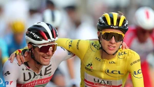 Tadej Pogaczar na Polach Elizejskich w Paryżu