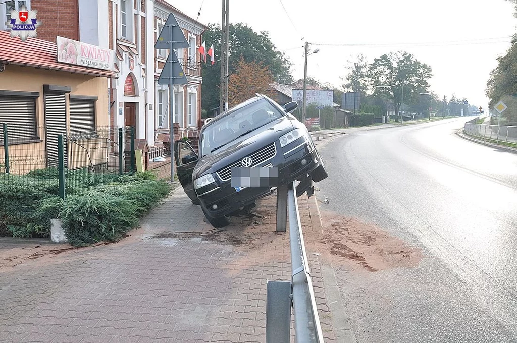 Auto zawisło na barierze, a kierowca poszedł na policję