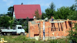 Najnowsza nowelizacja ustawy Prawo budowlane wprowadza szereg uproszczeń dla osób realizujących inwestycje budowlane