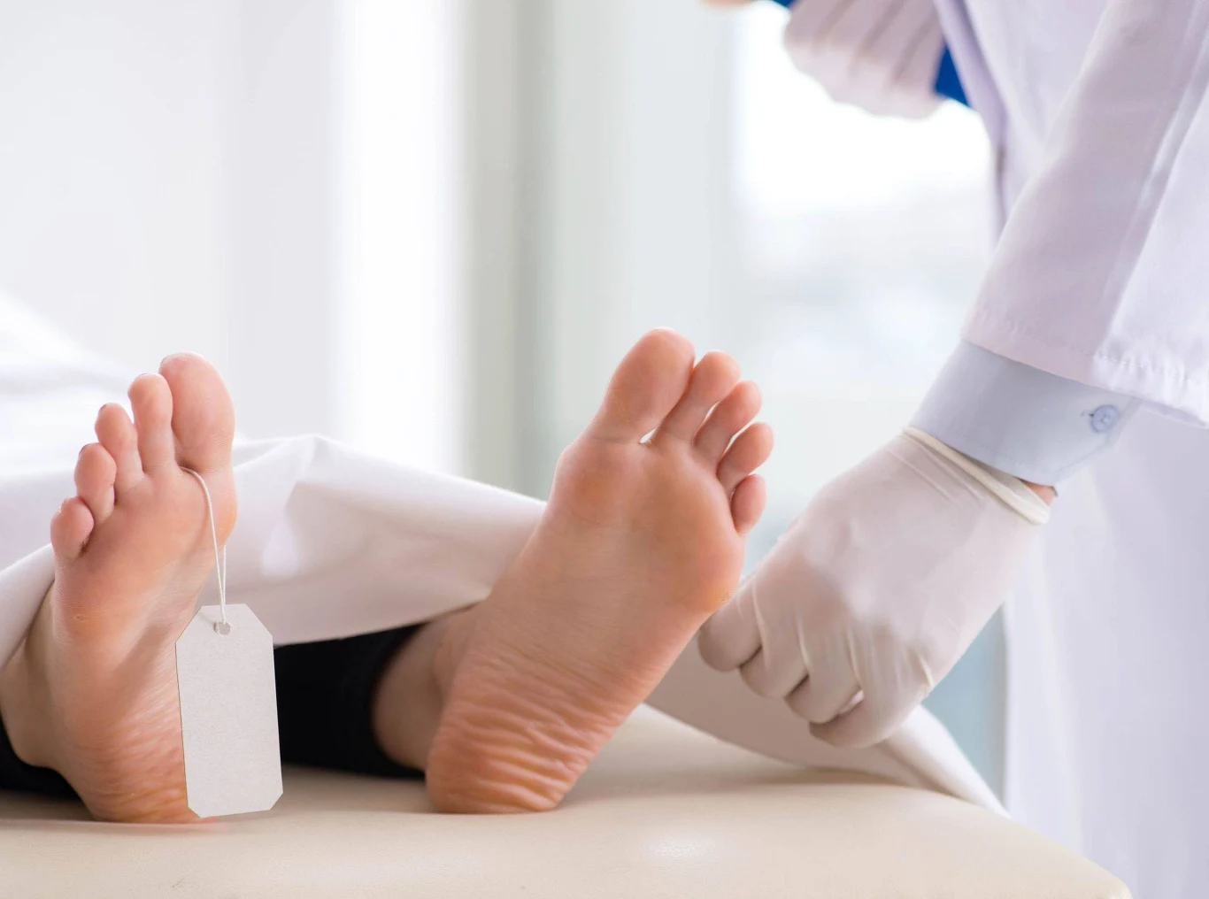 Zanim lekarze ubiorą kombinezon, rękawiczki i inne zabezpieczenia, może być już za późno na ratunek