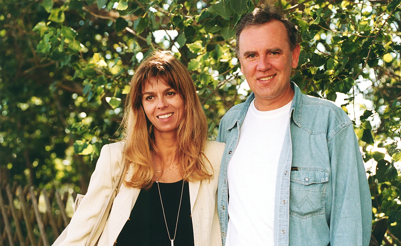 Elżbieta Zającówna jest założycielką firmy produkcyjnej Gabi. Scenarzystą i reżyserem produkowanego przez nią serialu "Daleko od noszy" (2003-2011) był jeden z najlepszych satyryków w Polsce -  Krzysztof Jaroszyński , prywatnie mąż aktorki.

Inne produkcje Zającówny to sitcom Macieja Wojtyszki "Ale się kręci!" (2006) oraz serial "Synowie" (2011).