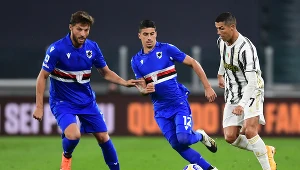 Cristiano Ronaldo (po lewej) w starciu z Bartoszem Bereszyńskim i Fabiem Depaolim