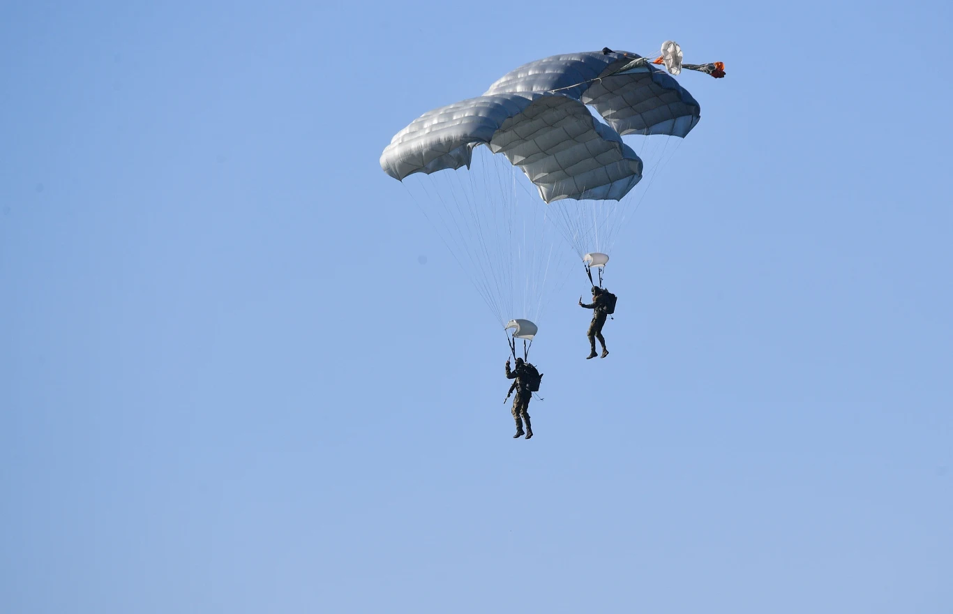Desant rosyjskich spadochroniarzy.