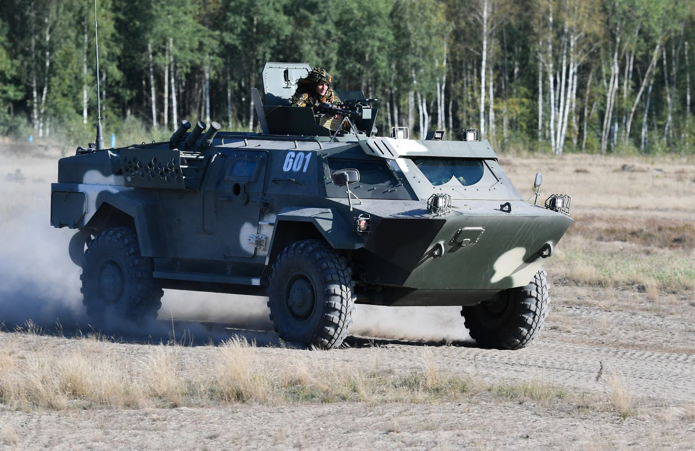 Na poligonie pojawił się najnowszy rosyjski i białoruski sprzęt, jak widoczny na zdjęciu białoruski samochód rozpoznawczy Kajman.