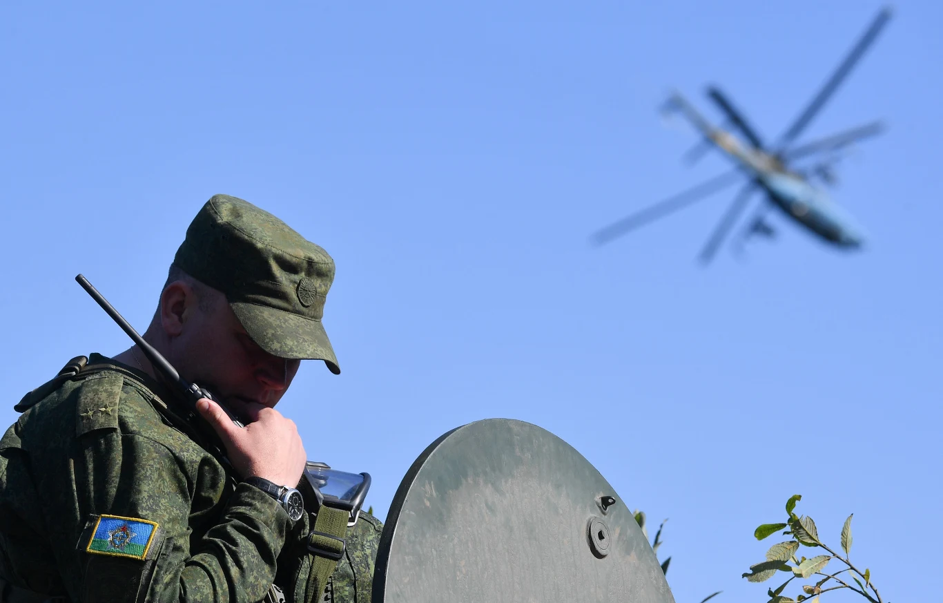 Na niebie desant był osłaniany przez śmigłowce.