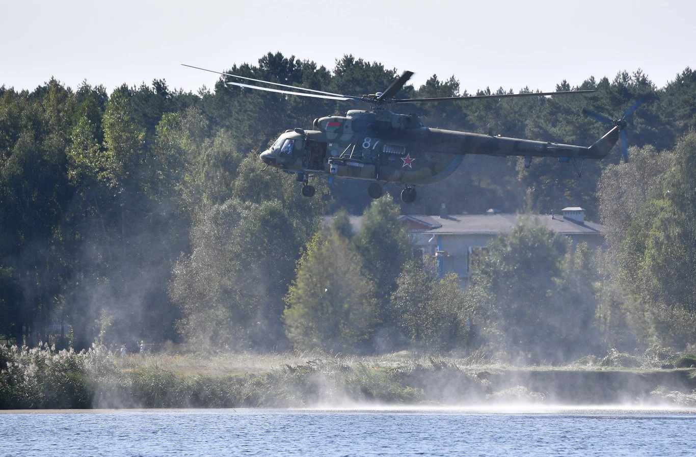 Manewry pod kryptonimem "Słowiańskie Braterstwo 2020" są kolejnymi w ostatnich miesiącach. Ćwiczenia rozpoczęły się 14 września. Na pierwszy etap manewrów, pod Brześciem, Rosja skierowała ok. 300 wojskowych i ok. 70 jednostek sprzętu z 76. dywizji wojsk powietrznodesantowych z Pskowa.
