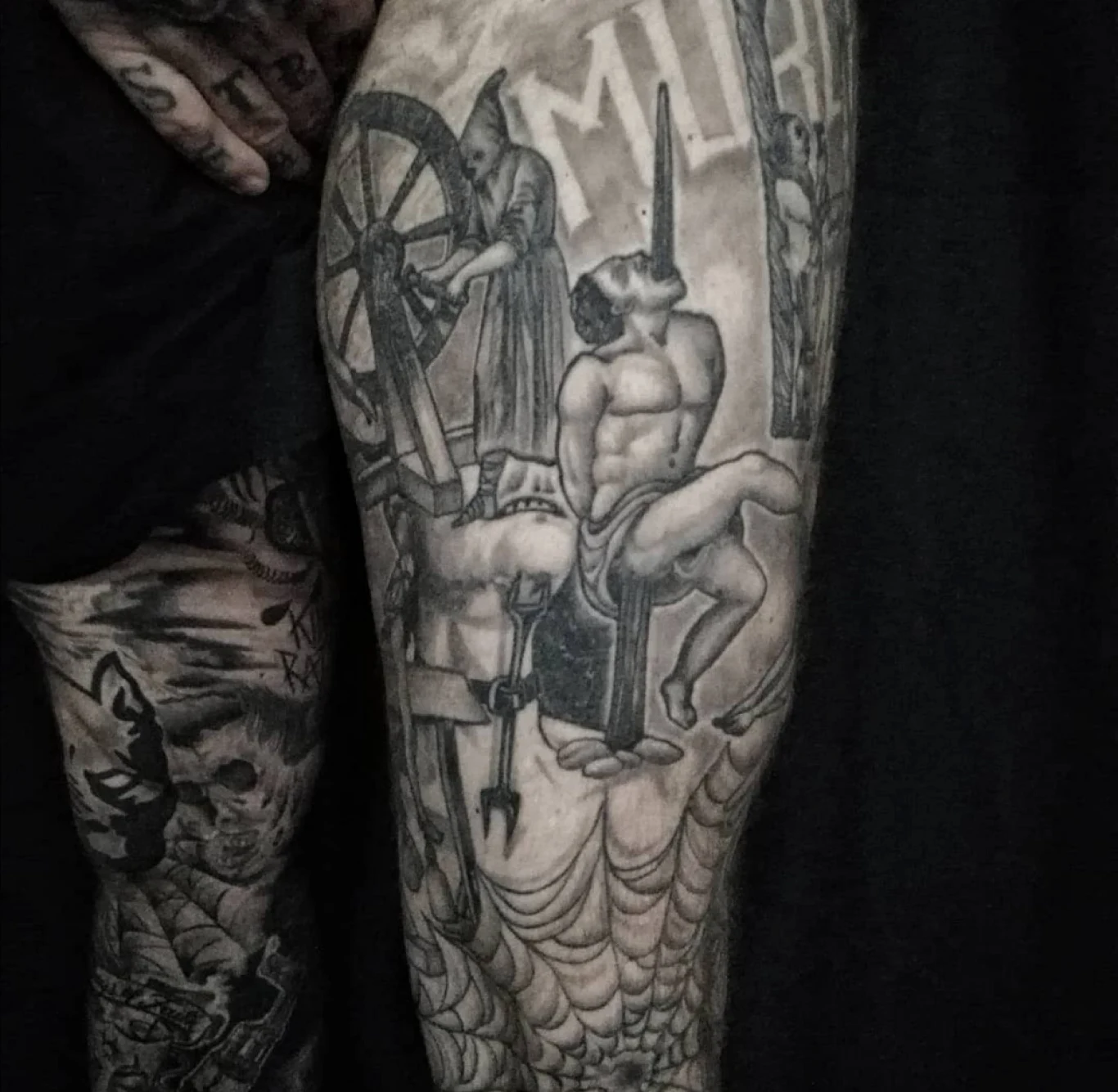 Gun robi sobie nowy tatuaż średnio co trzy miesiące. Tematyka prac, którą można oglądać na jego ciele jest najróżniejsza, chociaż nawet niewprawne oko dostrzeże dominację mrocznych motywów. Niemniej, ulubionym tatuażem Daniela jest ten przedstawiający podobiznę jego zmarłego psa Caina.