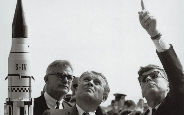 Von Braun w towarzystwie ówczesnego administratora NASA. Von Braun w towarzystwie ówczesnego administratora NASA.