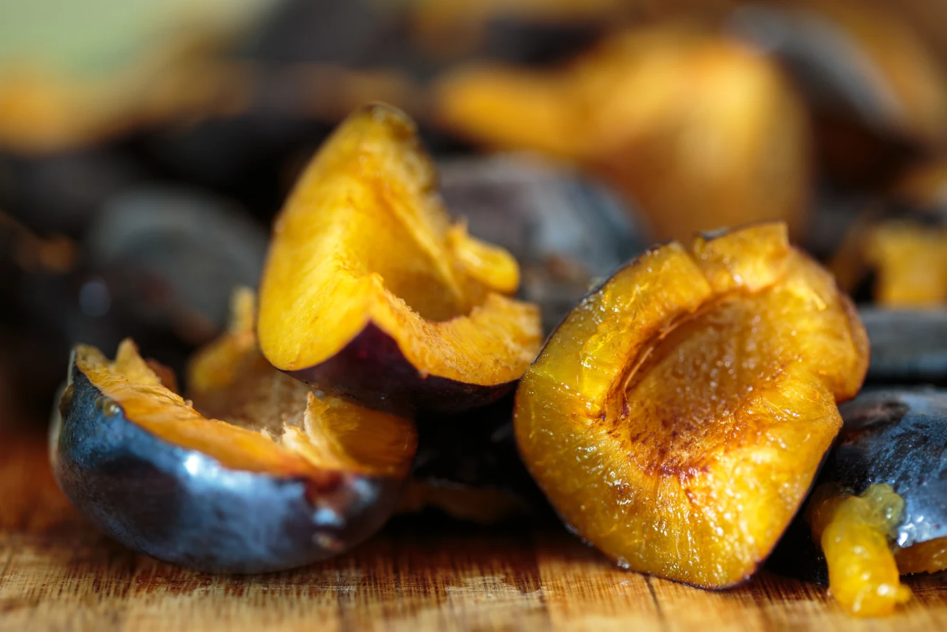 Umyte i przekrojone śliwki wyłóż na podpieczonym spodzie skórką do dołu.