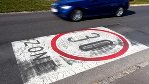 30 km/h na sens w ścisłych centrach, gdzie ruch zasady powinien być ograniczony. Strefa w całym mieście prowadzi do zwiększenia korków i emisji spalin