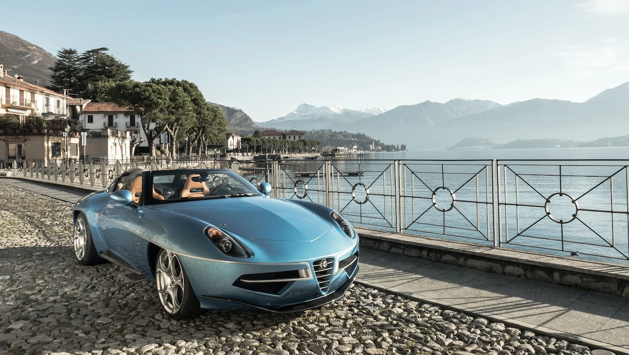 Kolejnym dowodem na to, że Włosi doskonale znają się na tworzeniu kabrioletów, jest Alfa Romeo Disco Volante Spyder. To samochód bazujący na coupé Alfa Romeo 8C Spider, ale w istotny sposób przerobiony przez słynną firmę Carrozzeria Touring Superleggera. Jego opływowe kształty sprawiają, że auta nie sposób pomylić z żadnym innym kabrioletem. Pod maską stylowego samochodu pracuje silnik V8 4.7 o mocy 450 KM. Alfa Romeo Disco Volante Spyder to wyjątkowo egzotyczne auto. Samochód zaprezentowano w 2016 roku, z zamiarem stworzenia jedynie 7 egzemplarzy. Ta liczba nie dziwi – wyjątkowe cabrio powstawało wyłącznie na bazie istniejących sztuk modelu 8C Spider, a tych wyjechało na drogi tylko 500. 