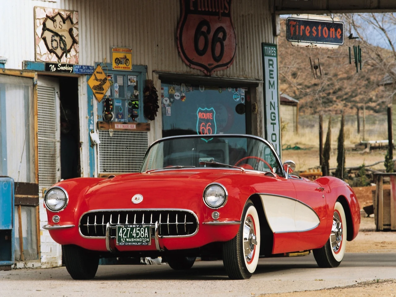 Zupełnie inne oblicze ma natomiast Corvette C1. Pierwsza generacja legendarnego sportowego Chevroleta była dostępna wyłącznie ze zdejmowanym dachem. Miała być odpowiedzią na brytyjskie i włoskie kabriolety importowane po II wojnie światowej z Europy do USA. Samochód dysponował dwoma miejscami i otrzymywał głównie silniki V8. A wszystko ukryto pod stylowym, kompaktowym nadwoziem z wieloma krągłościami. Choć pierwotnie auto spotkało się z mieszanymi recenzjami, przetrwało próbę i rozpoczęło długą historię Chevroleta Corvette, która trwa do dziś. 
