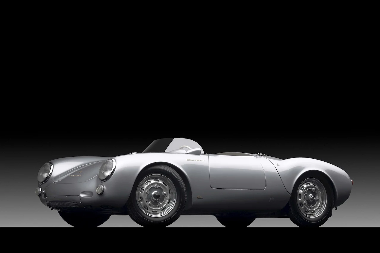 Tworząc Porsche 550 Spyder, projektanci niemieckiej marki nie zaprzątali sobie głowy wyglądem. Zadaniem tego niewielkiego auta było po prostu wygrywanie wyścigów. Pomóc w tym miał 1,5-litrowy bokser umieszczony za plecami kierowcy oraz wyjątkowo niska masa – auto ważyło zaledwie 550 kg. Model 550 niejednokrotnie dojeżdżał do mety jako pierwszy, ale też świetnie się prezentował. Jego nadwozie do dziś wygląda niesamowicie, a jednym z właścicieli auta był słynny gwiazdor Hollywood, James Dean. 