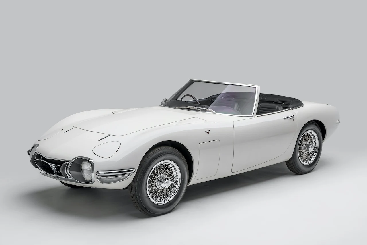 Trudno znaleźć bardziej stylowego i pożądanego klasyka z Japonii niż Toyota 2000GT. Opływowe nadwozie z długą maską, szprychowe felgi i otwierane światła nadają jej wyjątkowego charakteru. A status pierwszego supersamochodu z Kraju Kwitnącej Wiśni tylko podnosi wartość sportowej Toyoty w oczach kolekcjonerów. Japoński producent zbudował zaledwie 351 sztuk tego modelu, lecz dwie z nich przyciągają uwagę w wyjątkowym stopniu. Mowa o specjalnych egzemplarzach w wersji cabrio zbudowanych na potrzeby filmu „Żyje się tylko dwa razy” z 1967 roku, jednej z części przygód Jamesa Bonda. Sean Connery, który wcielił się w rolę słynnego agenta, nie zmieściłby się do Toyoty 2000GT w standardowej odmianie coupé. Jego ponadprzeciętny wzrost był argumentem do stworzenia wyjątkowego kabrioletu, który jednak nigdy nie trafił do salonów. A szkoda, bo kiedy Daniela Craiga zapytano o jego ulubione auto, którym poruszał się agent 007, aktor wskazał właśnie na 2000GT z otwartym nadwoziem.