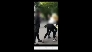 Za pobicie i kradzież zostały zatrzymane 13 i 19-latka