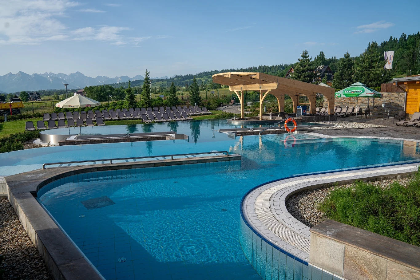 Baseny termalne w Białce Tatrzańskiej słyną z podziału na strefy: zabawy, relaksu i letnią. Baseny termalne w Białce Tatrzańskiej słyną z podziału na strefy: zabawy, relaksu i letnią.