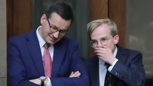 Premier Mateusz Morawiecki (L) oraz wiceminister finansów Piotr Patkowski