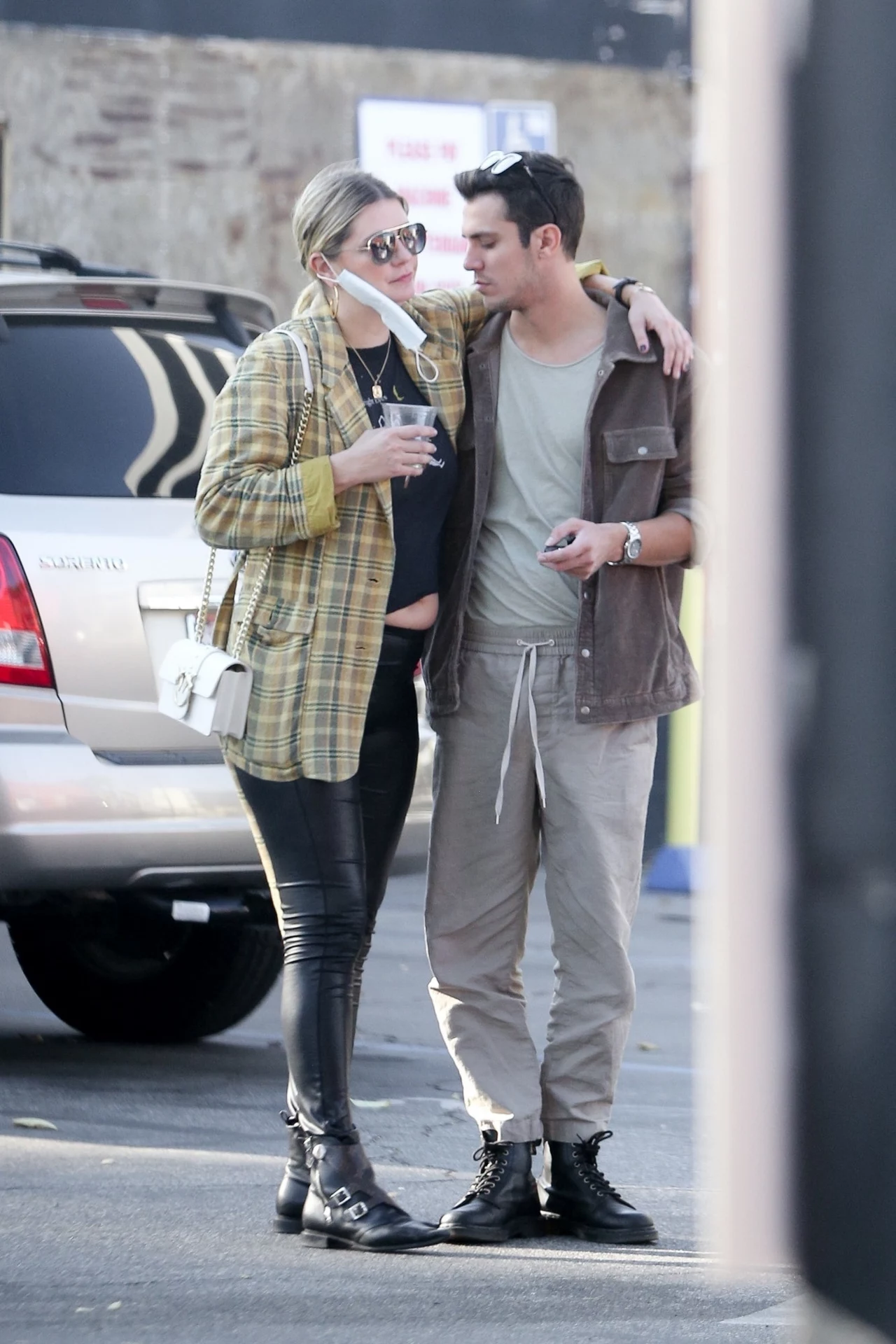 Niedawno Mischa Barton została przyłapana przez fotoreporterów na jednej z ulic w Pasadenie. Kiedy ją zauważono, nie była sama. Niedawno Mischa Barton została przyłapana przez fotoreporterów na jednej z ulic w Pasadenie. Kiedy ją zauważono, nie była sama.