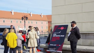 Na zdj. zbieranie podpisów na Placu Zamkowym w Warszawie