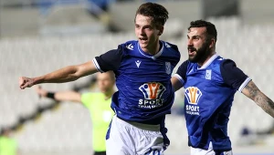 Jakub Kamiński i Mikael Ishak cieszą się ze zdobytej bramki