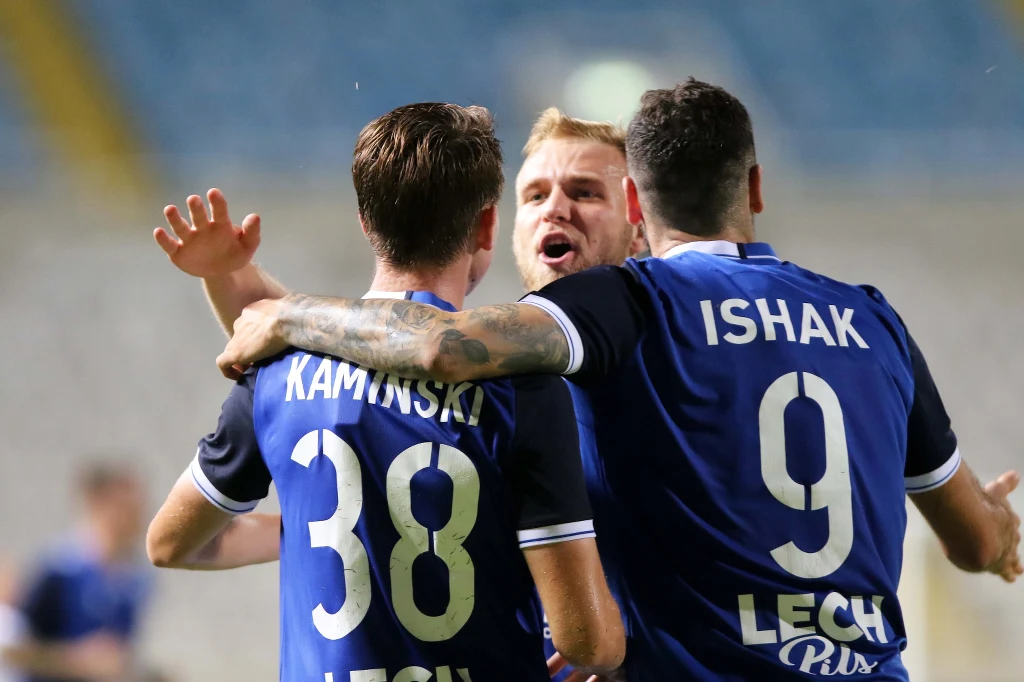 Jakub Kamiński, Tymoteusz Puchacz oraz Mikael Ishak cieszą się z bramki w meczu z Apollonem