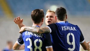 Jakub Kamiński, Tymoteusz Puchacz oraz Mikael Ishak cieszą się z bramki w meczu z Apollonem