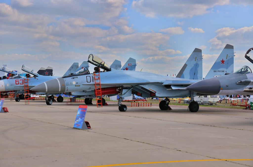 Myśliwce Su-35 na płycie postojowej