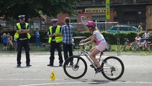 W Polsce dzieci mogą (ale nie muszą) zdawać na kartę rowerową. Jeśli tego nie zrobią, to kończąc 18. rok życia po prostu mogą wsiadać na rower i wyjeżdżać na ulice