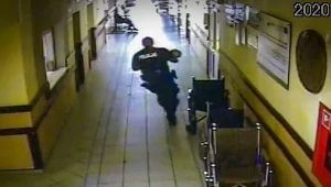 Funkcjonariusz wbiegł z dzieckiem do szpitala, co zarejestrowały kamery monitoringu 