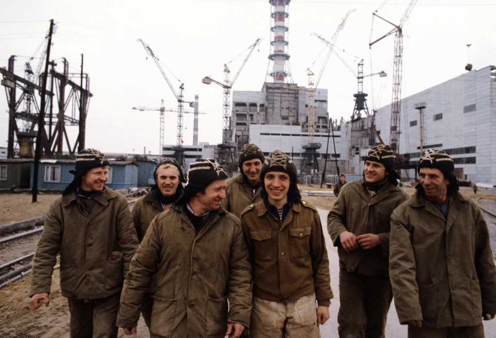 Ekipa budowlana w czasie prac na wciąż powstającą elektrownią jądrową w Czarnobylu, 1982 r.